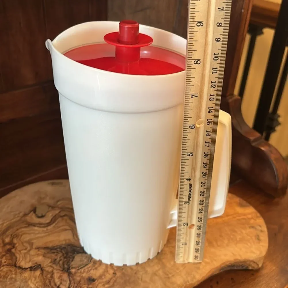 Tupperware 6 Cup Push Button Pitcher